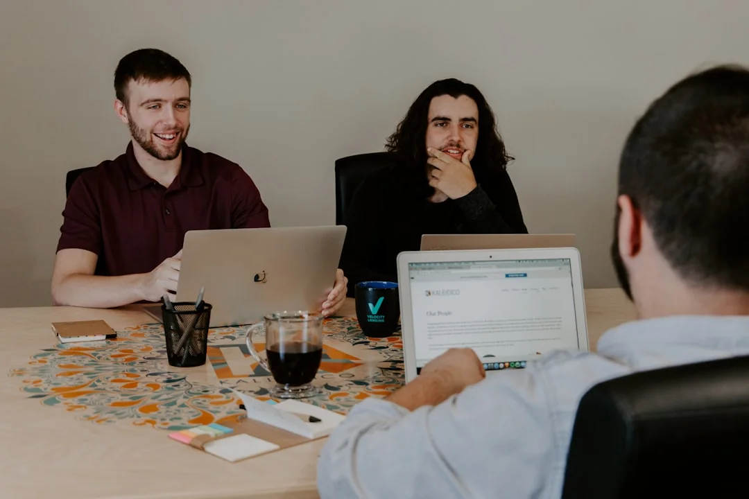 Des blocs en bois formant SEO sur un clavier d’ordinateur portable illustrent des notions de marketing digital.